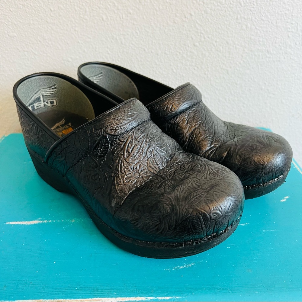 Dansko XP Tooled Black Leather Clogs Nursing Size 38